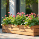 Jardinière en bois moderne sur patio ensoleillé avec plantes vertes