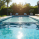 Piscine moderne avec couverture automatique partiellement déployée
