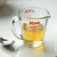 Verre mesureur rempli à 350 ml sur plan de cuisine lumineux